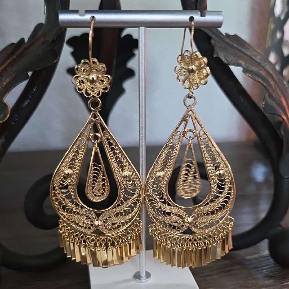 Elegant Gold Filigree Dangle Earrings - Picture 6 of 16